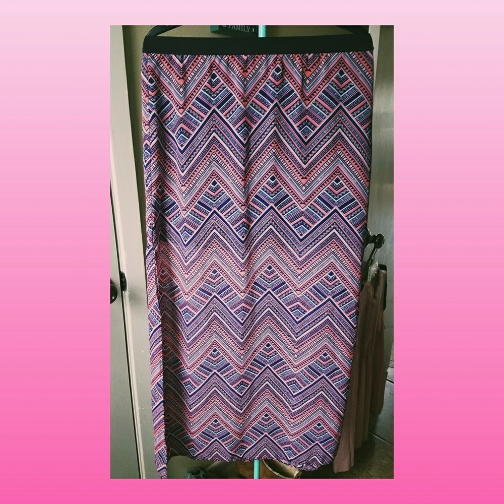 NWOT CHEVRON SLITTED SKIRT
